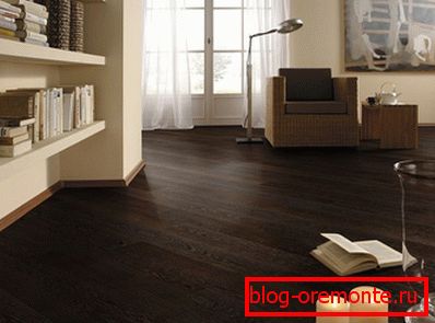 Mleczne odcienie wnętrza połączone z ciemnym laminatem