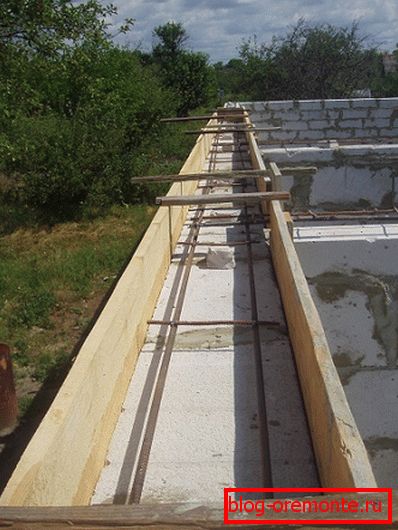 Typowa produkcja taśm wzmacniających za pomocą drewnianych szalunków Typowa produkcja taśm wzmacniających za pomocą drewnianych szalunków