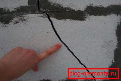 Pęknięcia w napowietrzonym betonie w wyniku ruchów gleby Pęknięcia w napowietrzonym betonie w wyniku ruchów gleby