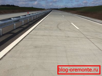 Beton cementowy daje płótno o jasnoszarym kolorze, które lepiej widać w nocy. Beton cementowy daje płótno o jasnoszarym kolorze, które lepiej widać w nocy.
