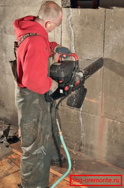 Piła łańcuchowa do betonu umożliwia cięcie produktów betonowych i konstrukcji monolitycznych. Piła łańcuchowa do betonu umożliwia cięcie produktów betonowych i konstrukcji monolitycznych.