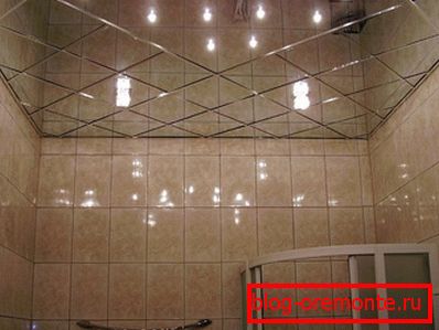 Dbanie o sufit w lustrze w łazience jest trudne Dbanie o sufit w lustrze w łazience jest trudne
