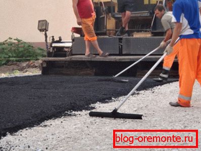 Układanie asfaltu na poduszce gruzu Układanie asfaltu na poduszce gruzu