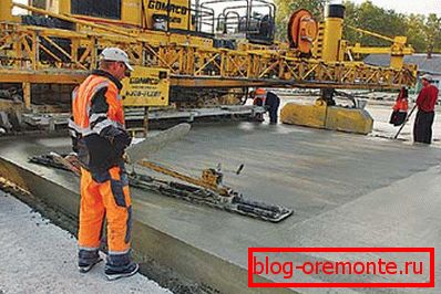 Beton układany jest przy użyciu specjalnego sprzętu do budowy dróg. Beton układany jest przy użyciu specjalnego sprzętu do budowy dróg.