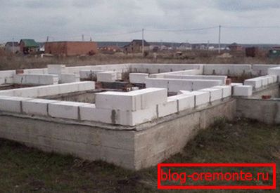 Układanie pierwszego rzędu bloków Układanie pierwszego rzędu bloków