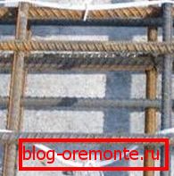 Układanie zawiasów na metalowej klatce wzmacniającej. Zdjęcie Układanie zawiasów na metalowej klatce wzmacniającej. Zdjęcie