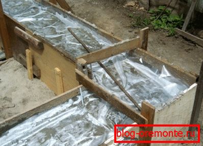 Pokrywanie wypełnionej powierzchni plastikową folią Pokrywanie wypełnionej powierzchni plastikową folią