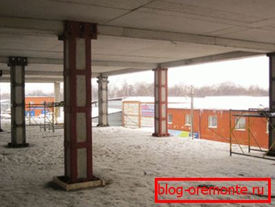 Wzmocnienie kolumn żelbetowych za pomocą uchwytów stalowych zwiększa ich nośność. Wzmocnienie kolumn żelbetowych za pomocą uchwytów stalowych zwiększa ich nośność.