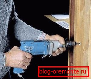 instalacja drewnianych drzwi