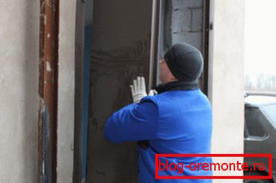 Montaż drzwi na spawanej ramie. Montaż drzwi na spawanej ramie.