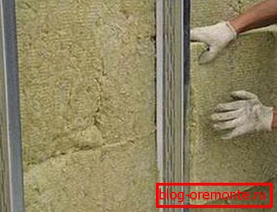 Instalacja wełny mineralnej w skrzyni Instalacja wełny mineralnej w skrzyni