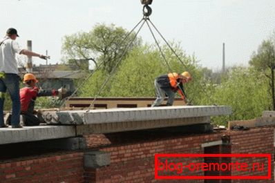 Instalowanie płyty podłogowej za pomocą dźwigu Instalowanie płyty podłogowej za pomocą dźwigu