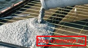 W łatwo dostępnych miejscach roztwór wylewa się bezpośrednio z pojazdu przewożącego płynny beton. W łatwo dostępnych miejscach roztwór wylewa się bezpośrednio z pojazdu przewożącego płynny beton.