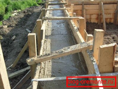 Beton wlewa się do przygotowanego szalunku. Beton wlewa się do przygotowanego szalunku.