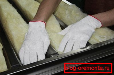 Izolacja akustyczna i termiczna drzwi za pomocą wełny mineralnej. dźwiękoszczelne drzwi wejściowe