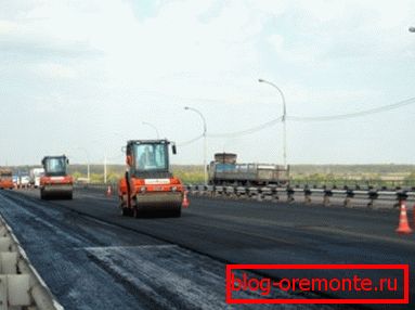 Wibrowany beton asfaltowy w procesie układania Wibrowany beton asfaltowy w procesie układania