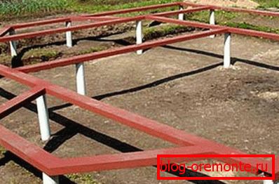 Fundament śrubowy z metalową górną kratą Fundament śrubowy z metalową górną kratą
