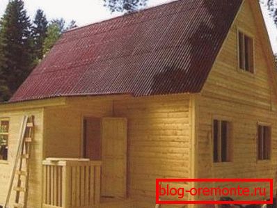 Na zewnątrz budynku mieszkalnego 6x8 z niewielkim przedłużeniem. Na zewnątrz budynku mieszkalnego 6x8 z niewielkim przedłużeniem.