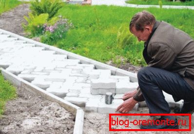 Wyrównanie elementów za pomocą gumowego młotka. Wyrównanie elementów za pomocą gumowego młotka.