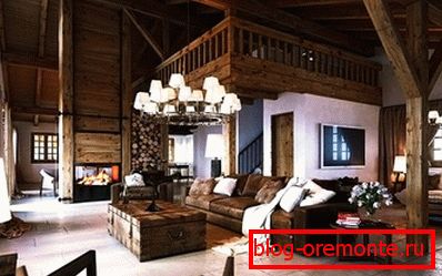 Sala z żyrandolem w stylu chalet Sala z żyrandolem w stylu chalet