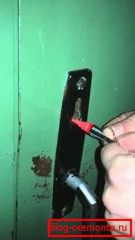 Wlewanie acetonu do studni zamku Wlewanie acetonu do studni zamku