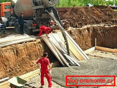 Wypełnienie bazy importowanym betonem