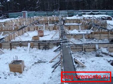 Wypełnianie fundamentu zimą Wypełnianie fundamentu zimą