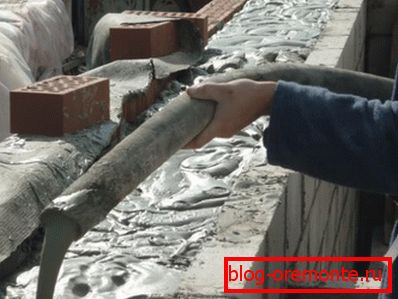 Wypełnianie ścian pianobetonem w deskowaniu z cegły silikatowej Wypełnianie ścian pianobetonem w deskowaniu z cegły silikatowej