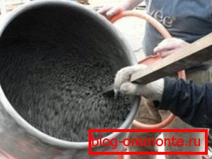Mieszanie mieszaniny w betoniarce Mieszanie mieszaniny w betoniarce
