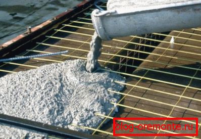 Wypełnienie deskowania betonem ze wzmocnioną siatką Wypełnienie deskowania betonem ze wzmocnioną siatką