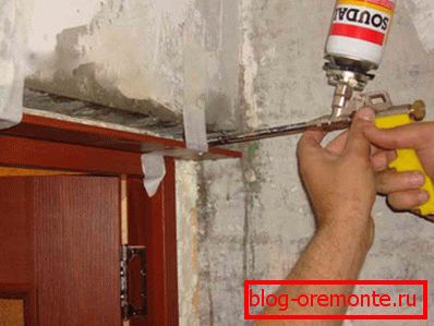Wypełnianie przestrzeni pianką Wypełnianie przestrzeni pianką