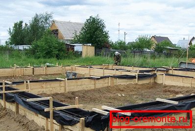 Wstępnie ułożony film będzie następnie służyć jako doskonała hydroizolacja dolnej części fundamentu. Wstępnie ułożony film będzie następnie służyć jako doskonała hydroizolacja dolnej części fundamentu.
