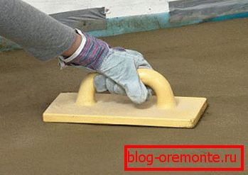 Fugowanie betonowej podłogi ręcznie za pomocą plastikowej tarki Fugowanie betonowej podłogi ręcznie za pomocą plastikowej tarki