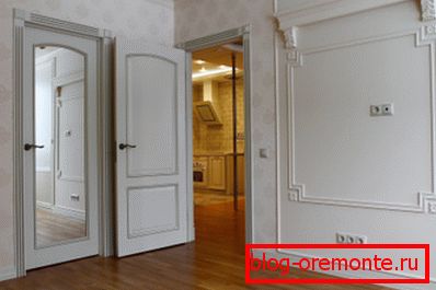 Wypełnienie lustrzane w drewnianej uprzęży Wypełnienie lustrzane w drewnianej uprzęży