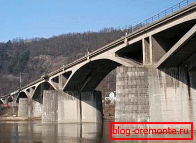 Żelbeton активно применяется в дорожном строительстве. На фото - автомобильный Браницкий мост в Праге.