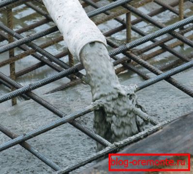 Ciekły beton dostarczany jest przez specjalną pompę.